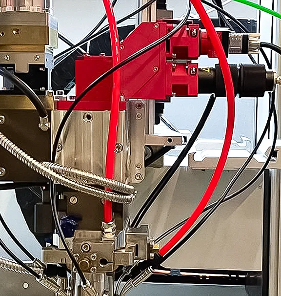 Angebauter Beam Combiner BC04 zur Integration in einen Laserprozesskopf