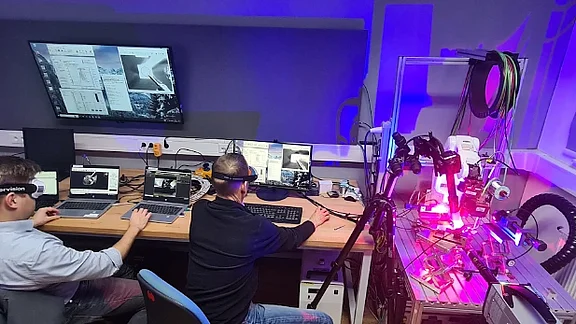 Laborarbeitsplatz zur Entwicklung und Überwachung eines Laserprozesses mit blauem Laser