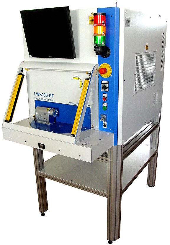 Laser Workstation LWS080 mit Bedienmonitor und geschlossenem Arbeitsbereich