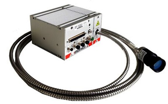 Pyrometer mit Auswerteeinheit und angeschlossenem Sensorkopf